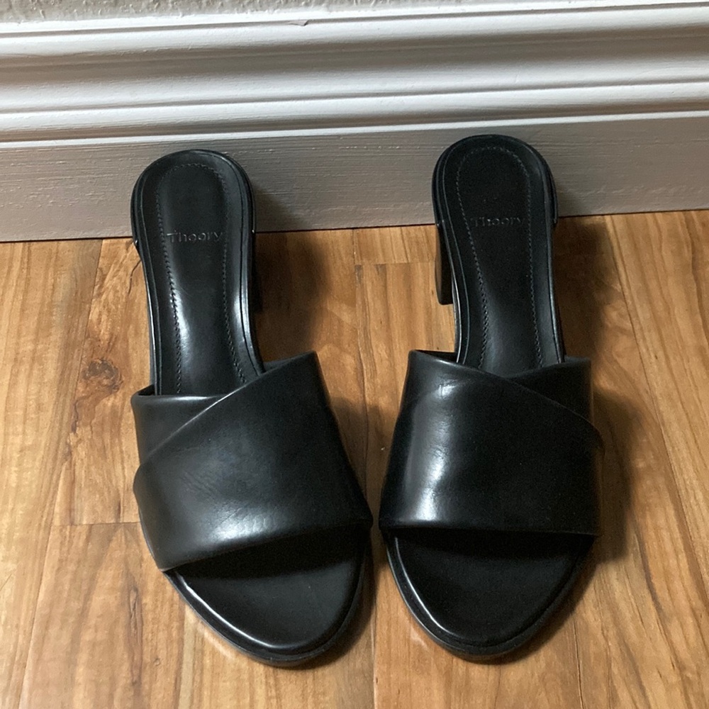 Theory Folded Mid-Heel Slide in Leather brand new